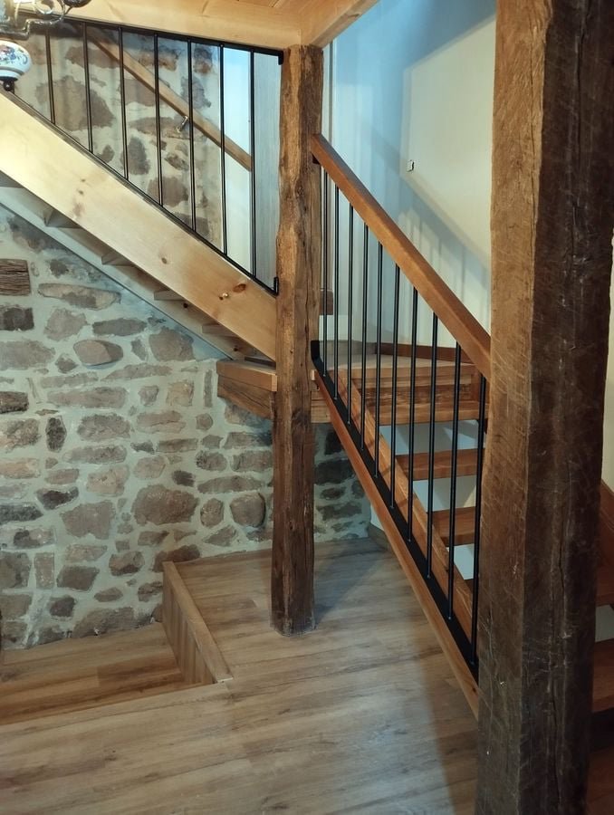Escalera de madera y balaustre en hierro