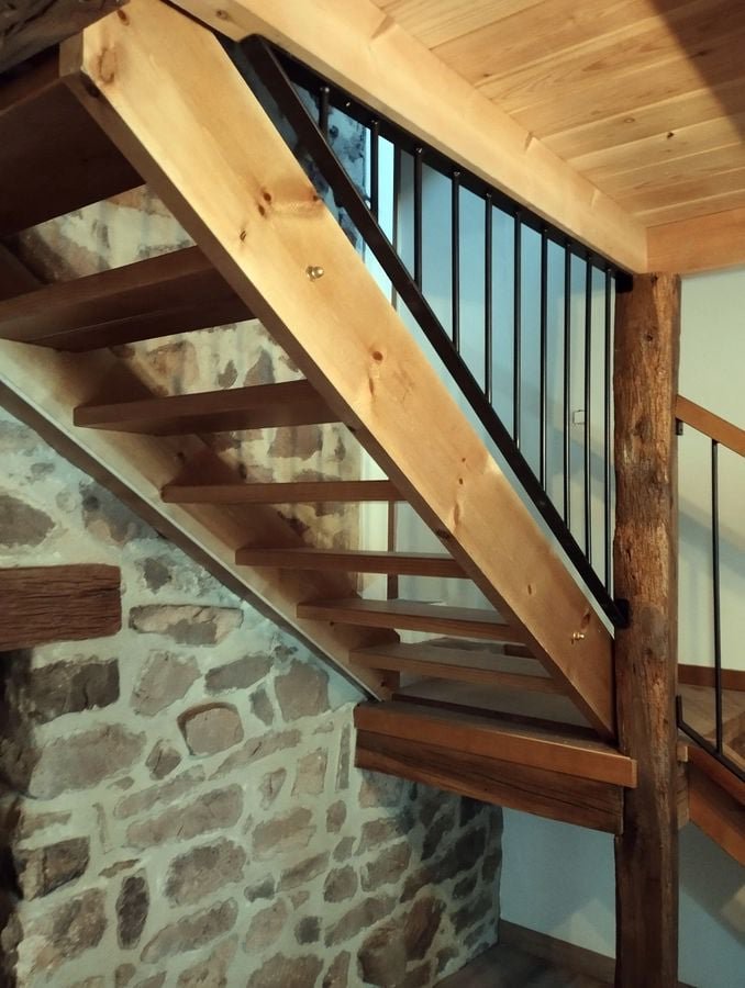 Escalera de madera y balaustre en hierro
